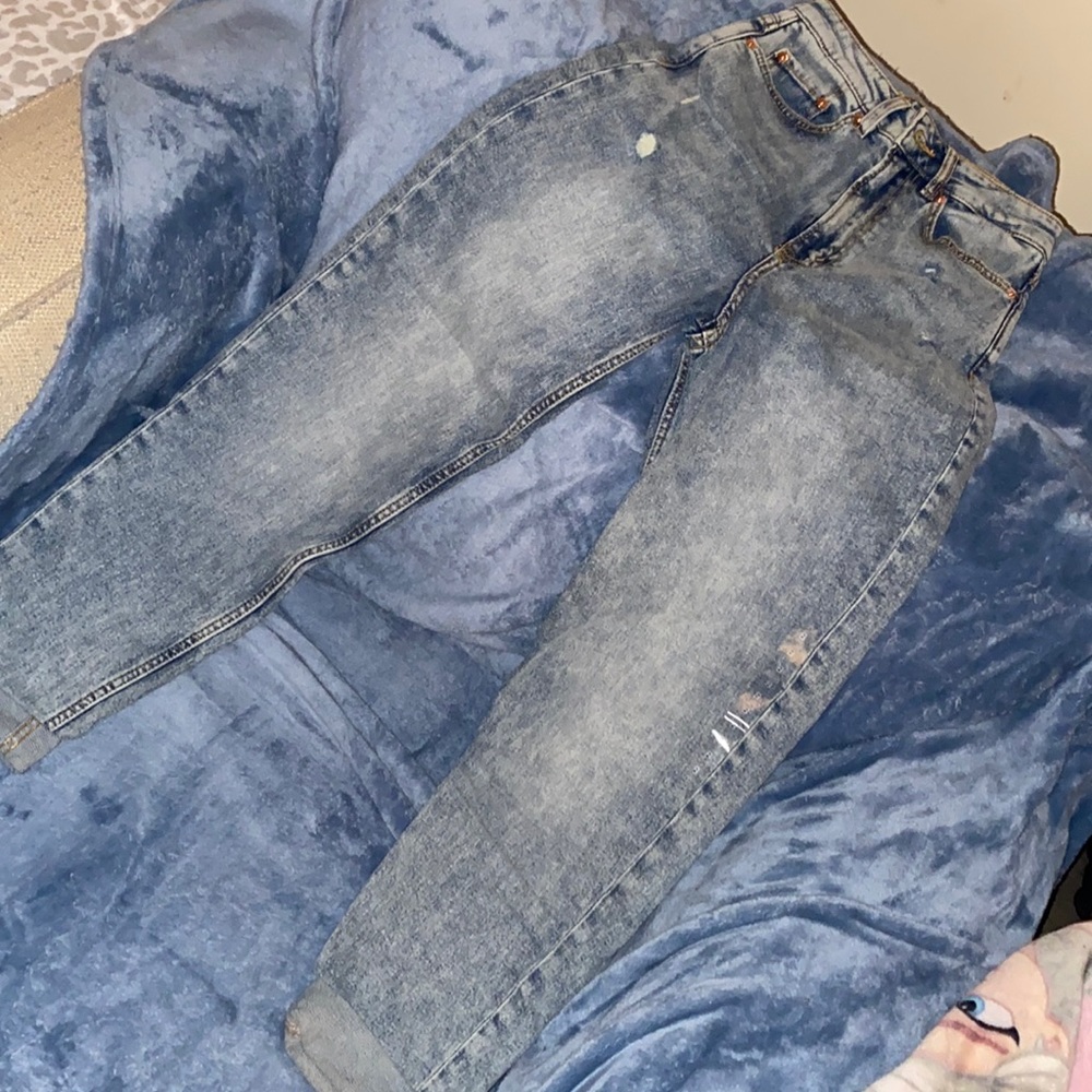 High waisted jeans.